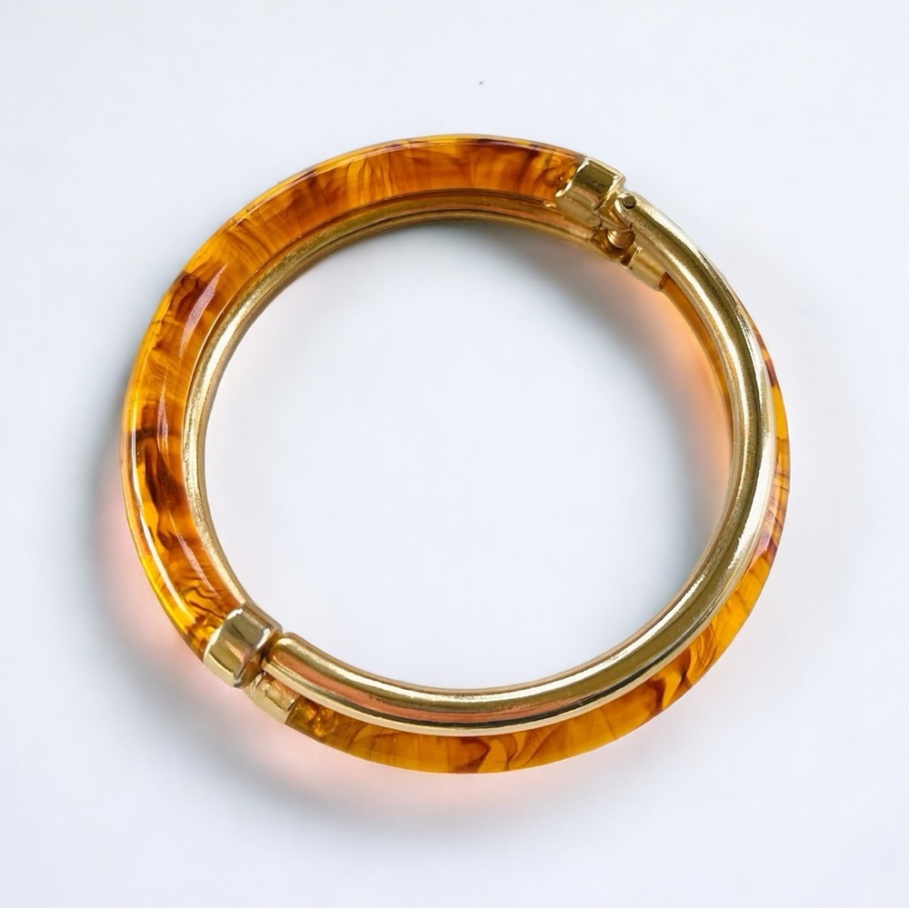 Vintage Root Beer Swirl Lucite And Gold Tone Hinged Bangle Bracelet